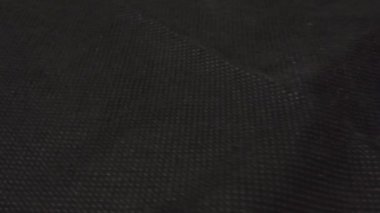 Parçalanmış FPV kuadrokopteri, siyah bir masanın üzerine kendin yap drone onarımı, eski plastik bir çerçevenin çıkarılması, kırık parçalar, İngiliz anahtarı ve tornavida ile sökülmesi, elektronik, mikro devreler, tamir, lehimleme.