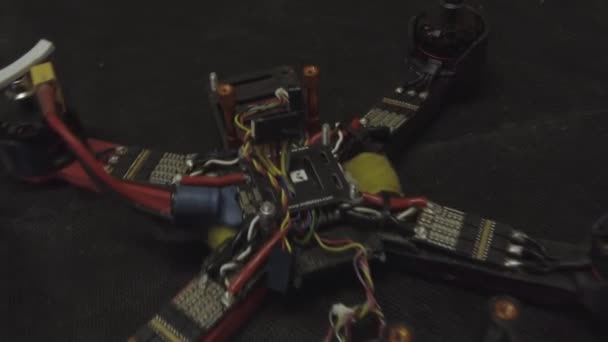 Quadrocopter Fpv Desmontado Reparación Drones Hágalo Usted Mismo Una Mesa — Vídeo de stock