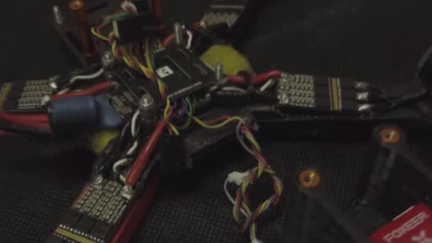 Quadrocopter Fpv Desmontado Reparo Drone Yourself Uma Mesa Preta Remoção — Vídeo de Stock