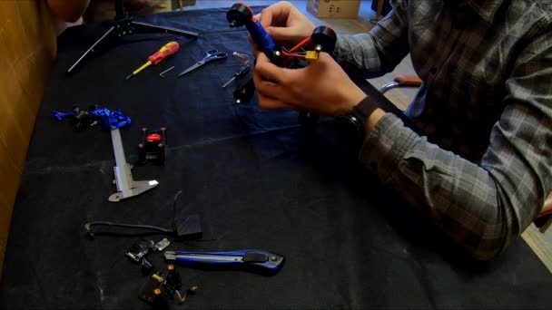 Quadrocopter Fpv Desmontado Reparo Drone Yourself Uma Mesa Preta Remoção — Vídeo de Stock