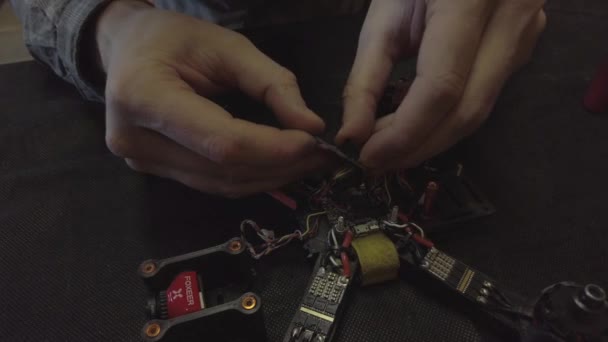 Quadrocopter Fpv Desmontado Reparación Drones Hágalo Usted Mismo Una Mesa — Vídeo de stock