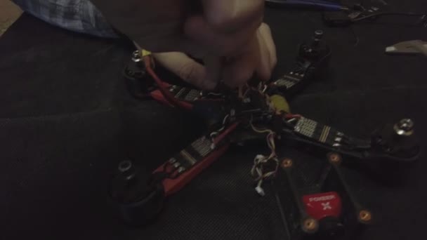 Parçalanmış Fpv Kuadrokopteri Siyah Bir Masanın Üzerine Kendin Yap Drone — Stok video
