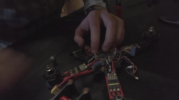 Quadrocopter Fpv Desmontado Reparación Drones Hágalo Usted Mismo Una Mesa — Vídeo de stock