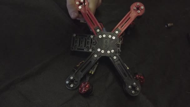 Parçalanmış Fpv Kuadrokopteri Siyah Bir Masanın Üzerine Kendin Yap Drone — Stok video