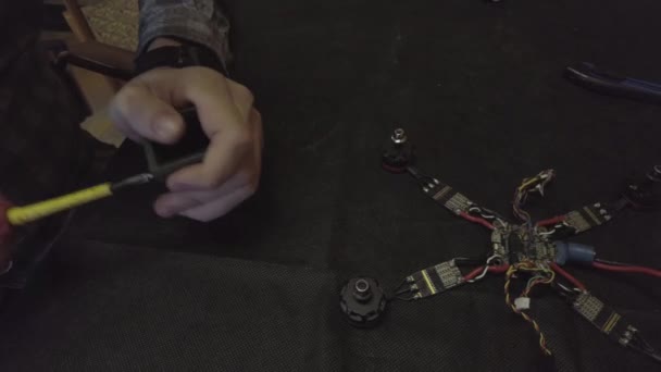 Quadrocopter Fpv Desmontado Reparación Drones Hágalo Usted Mismo Una Mesa — Vídeos de Stock