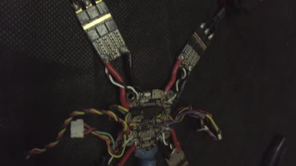 Gedemonteerde Fpv Quadrocopter Doe Het Zelf Drone Reparatie Een Zwarte — Stockvideo