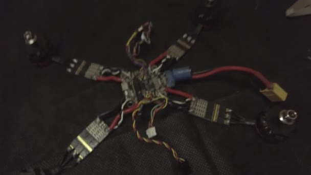 Demonterad Fpv Quadrocopter Gör Det Själv Drönare Reparation Ett Svart — Stockvideo