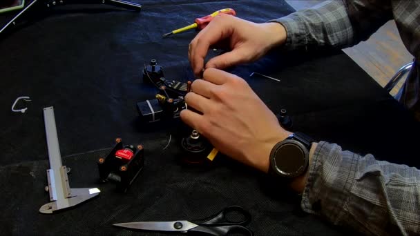 Quadrocopter Fpv Desmontado Reparación Drones Hágalo Usted Mismo Una Mesa — Vídeos de Stock