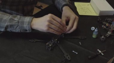 FPV kuadkopteri için karbon çerçeve montajı, 5 inç, masada siyah çerçeve, dört kiriş, inşaatçı, cıvata, fındık.