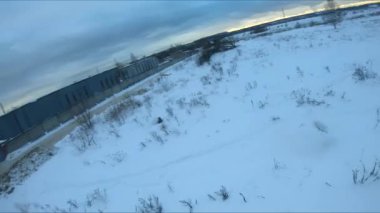 Quadcopter test uçuşları, kış, saha, stadyum, beyaz kar, kuş bakışı görüş, fpv