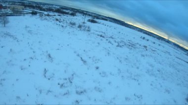 Quadcopter test uçuşları, kış, saha, stadyum, beyaz kar, kuş bakışı görüş, fpv