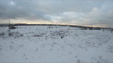 Quadcopter test uçuşları, kış, saha, stadyum, beyaz kar, kuş bakışı görüş, fpv