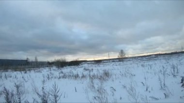 Quadcopter test uçuşları, kış, saha, stadyum, beyaz kar, kuş bakışı görüş, fpv