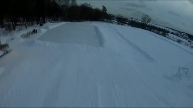 Quadcopter test uçuşları, kış, saha, stadyum, beyaz kar, kuş bakışı görüş, fpv