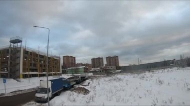 Quadcopter test uçuşları, kış, saha, stadyum, beyaz kar, kuş bakışı görüş, fpv