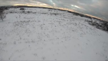 Quadcopter test uçuşları, kış, saha, stadyum, beyaz kar, kuş bakışı görüş, fpv