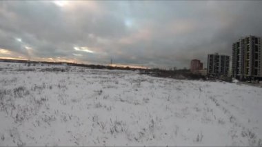 Quadcopter test uçuşları, kış, saha, stadyum, beyaz kar, kuş bakışı görüş, fpv