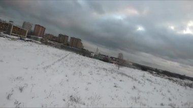 Quadcopter test uçuşları, kış, saha, stadyum, beyaz kar, kuş bakışı görüş, fpv