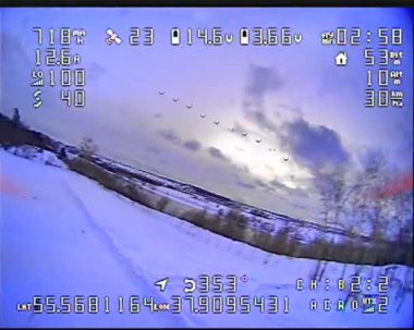 Uçan bir dronun geniş mercekli nehir manzaralı beyaz hava aracı görüntüsüne sahip bir İHA 'nın kamera üzerindeki dijital kaza etkisi. Video ufuk hızında veriye ve diğer uçuş verileri arıza gürültü vhs etkilerine sahiptir