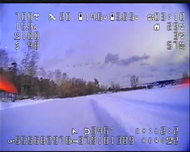 Uçan bir dronun geniş mercekli nehir manzaralı beyaz hava aracı görüntüsüne sahip bir İHA 'nın kamera üzerindeki dijital kaza etkisi. Video ufuk hızında veriye ve diğer uçuş verileri arıza gürültü vhs etkilerine sahiptir