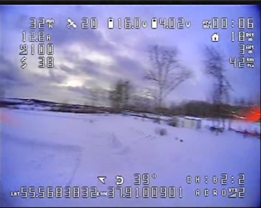 Uçan bir dronun geniş mercekli nehir manzaralı beyaz hava aracı görüntüsüne sahip bir İHA 'nın kamera üzerindeki dijital kaza etkisi. Video ufuk hızında veriye ve diğer uçuş verileri arıza gürültü vhs etkilerine sahiptir