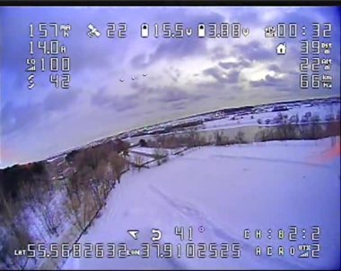 Uçan bir dronun geniş mercekli nehir manzaralı beyaz hava aracı görüntüsüne sahip bir İHA 'nın kamera üzerindeki dijital kaza etkisi. Video ufuk hızında veriye ve diğer uçuş verileri arıza gürültü vhs etkilerine sahiptir