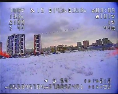 Uçan bir dronun geniş mercekli nehir manzaralı beyaz hava aracı görüntüsüne sahip bir İHA 'nın kamera üzerindeki dijital kaza etkisi. Video ufuk hızında veriye ve diğer uçuş verileri arıza gürültü vhs etkilerine sahiptir