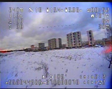 Uçan bir dronun geniş mercekli nehir manzaralı beyaz hava aracı görüntüsüne sahip bir İHA 'nın kamera üzerindeki dijital kaza etkisi. Video ufuk hızında veriye ve diğer uçuş verileri arıza gürültü vhs etkilerine sahiptir
