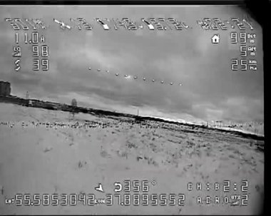 Uçan bir dronun geniş mercekli nehir manzaralı beyaz hava aracı görüntüsüne sahip bir İHA 'nın kamera üzerindeki dijital kaza etkisi. Video ufuk hızında veriye ve diğer uçuş verileri arıza gürültü vhs etkilerine sahiptir