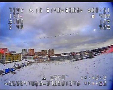 Uçan bir dronun geniş mercekli nehir manzaralı beyaz hava aracı görüntüsüne sahip bir İHA 'nın kamera üzerindeki dijital kaza etkisi. Video ufuk hızında veriye ve diğer uçuş verileri arıza gürültü vhs etkilerine sahiptir
