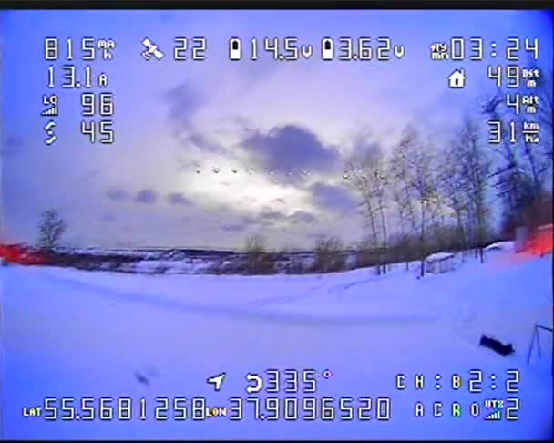 広いレンズを持つ飛行中のドローンからの川の眺めを持つホワイトフィールドのビューを持つドローンからのカメラへのデジタルクラッシュ効果 ビデオには水平方向の速度や他の飛行データのグリッチノイズVs効果に関するデータがあります — ストック動画