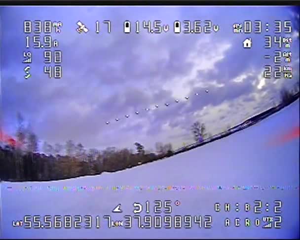 広いレンズを持つ飛行中のドローンからの川の眺めを持つホワイトフィールドのビューを持つドローンからのカメラへのデジタルクラッシュ効果 ビデオには水平方向の速度や他の飛行データのグリッチノイズVs効果に関するデータがあります — ストック動画