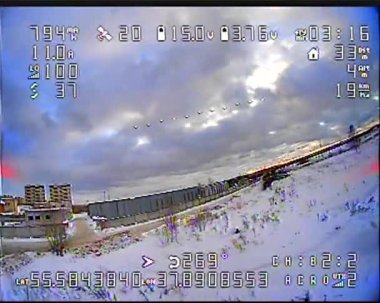 Uçan bir dronun geniş mercekli nehir manzaralı beyaz hava aracı görüntüsüne sahip bir İHA 'nın kamera üzerindeki dijital kaza etkisi. Video ufuk hızında veriye ve diğer uçuş verileri arıza gürültü vhs etkilerine sahiptir