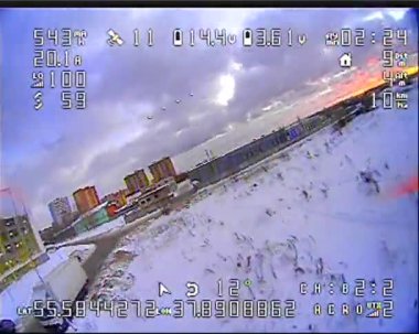 Uçan bir dronun geniş mercekli nehir manzaralı beyaz hava aracı görüntüsüne sahip bir İHA 'nın kamera üzerindeki dijital kaza etkisi. Video ufuk hızında veriye ve diğer uçuş verileri arıza gürültü vhs etkilerine sahiptir
