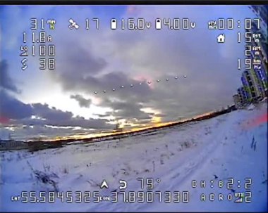 Uçan bir dronun geniş mercekli nehir manzaralı beyaz hava aracı görüntüsüne sahip bir İHA 'nın kamera üzerindeki dijital kaza etkisi. Video ufuk hızında veriye ve diğer uçuş verileri arıza gürültü vhs etkilerine sahiptir