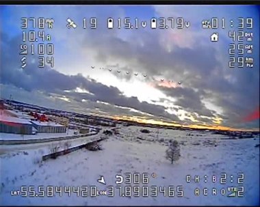 Uçan bir dronun geniş mercekli nehir manzaralı beyaz hava aracı görüntüsüne sahip bir İHA 'nın kamera üzerindeki dijital kaza etkisi. Video ufuk hızında veriye ve diğer uçuş verileri arıza gürültü vhs etkilerine sahiptir