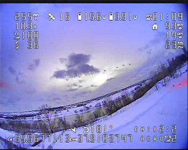 Uçan bir dronun geniş mercekli nehir manzaralı beyaz hava aracı görüntüsüne sahip bir İHA 'nın kamera üzerindeki dijital kaza etkisi. Video ufuk hızında veriye ve diğer uçuş verileri arıza gürültü vhs etkilerine sahiptir