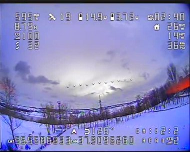 Uçan bir dronun geniş mercekli nehir manzaralı beyaz hava aracı görüntüsüne sahip bir İHA 'nın kamera üzerindeki dijital kaza etkisi. Video ufuk hızında veriye ve diğer uçuş verileri arıza gürültü vhs etkilerine sahiptir