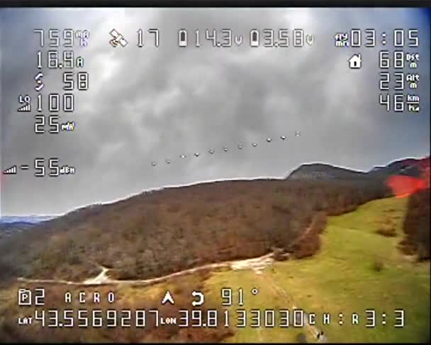 数字碰撞对相机的影响来自无人机与绿色领域的视野与河流与飞行无人机与广角镜头 该视频有关于地平线速度的数据和其他飞行数据故障噪声的影响 — 图库视频影像
