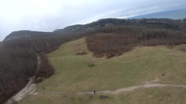 Vol Fpv Quadcopter Dans Les Montagnes Sotchi Herbe Sur Une — Video