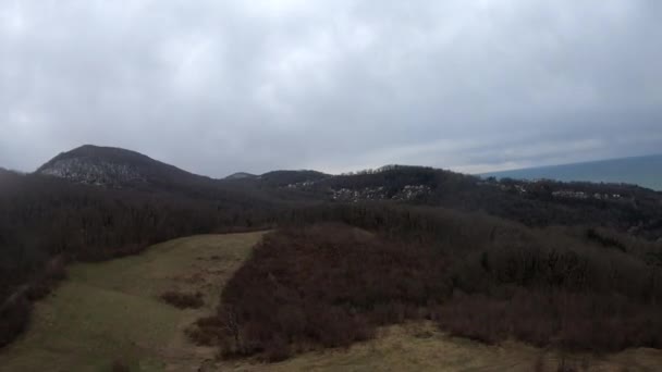 Fpv Quadcopter Lot Górach Soczi Trawa Polanie Szary Zielony Las — Wideo stockowe