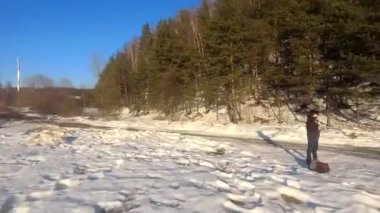 fpv insansız hava aracı kış ormanlarında gün batımında, yeşil köknar ağaçları, beyaz kar