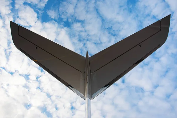 Samolot Biznes Jet Tail Zbliżenie Obraz Pięknym Niebie — Zdjęcie stockowe