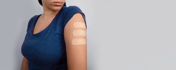 Woman Showing Many Medical Patch Vaccine Coronavirus Immunization Health Care — Stock Photo, Image