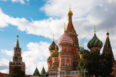 St. Kızıl Meydan 'daki Basil Katedrali ve Moskova, Rusya' daki kremlin saati.