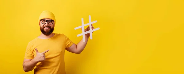 Uomo Barbuto Sorridente Che Punta Hashtag Sfondo Giallo Layout Panoramico — Foto Stock