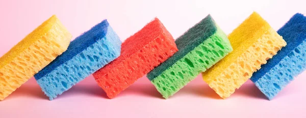 Esponjas Lavado Multicolores Sobre Fondo Rosa Imagen Panorámica — Foto de Stock