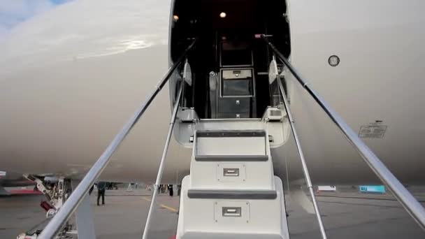 豪華なプライベートジェットの入り口、飛行機の階段 — ストック動画