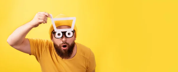 Hombre Sosteniendo Símbolo Cesta Compra Mano Sobre Fondo Amarillo Viernes —  Fotos de Stock