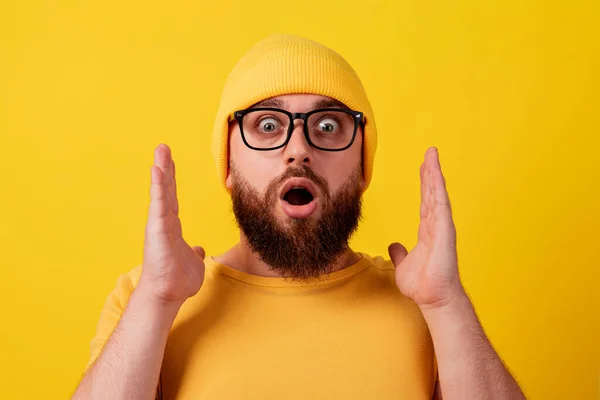 Sorprendido Hombre Gafas Sobre Fondo Amarillo Wow Emoción Concepto Promociones —  Fotos de Stock